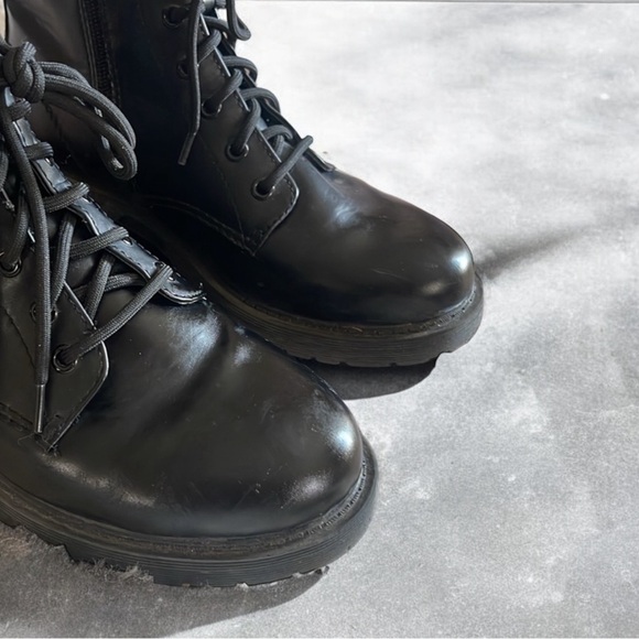 Time and Tru Women's Black Marti Lug Boots - Picture 6 of 16